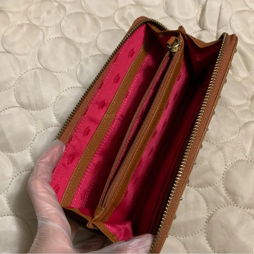 Vintage Juicy Couture Tan Wallet with Gold Zipper